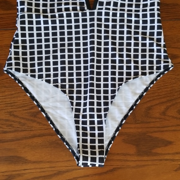Simple & Sexy 1 piece swimsuit - Picture 6 of 7